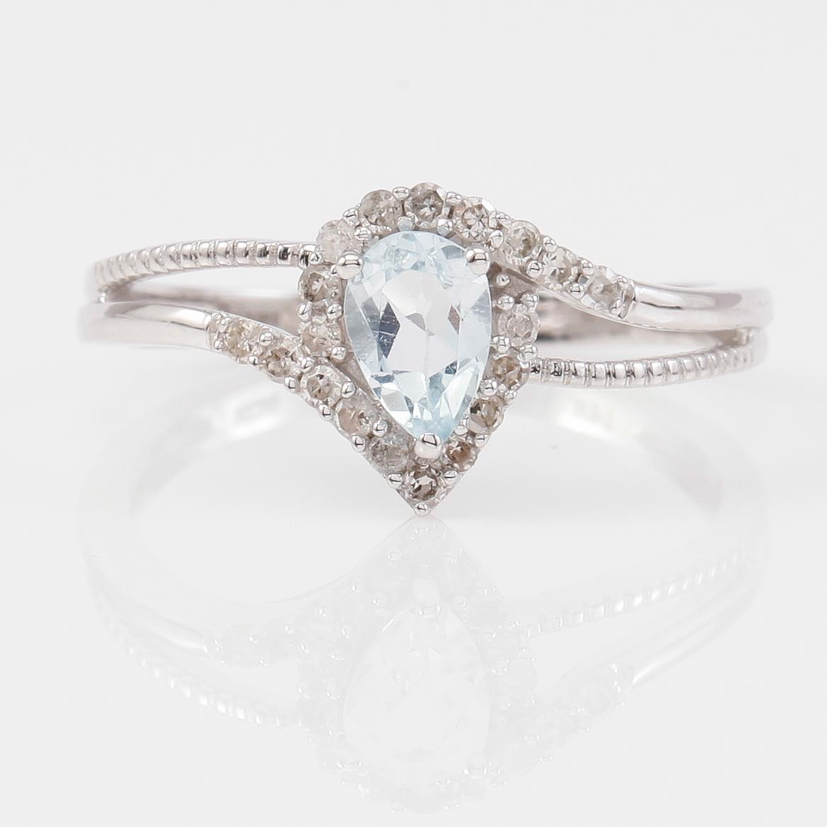 RING, 14K vitguld, diamanter tot ca 0.17 ct. och akvamarin tot ca 0.50 ct.