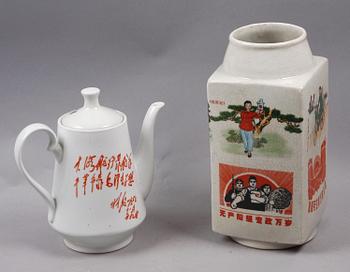 VAS SAMT KAFFEKANNA, porslin, Kina 2000-tal.