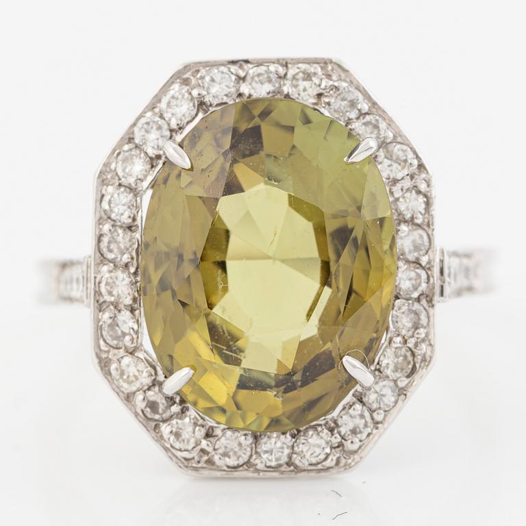 Ring, cocktail ring 18K white gold with chrysoberyl and brilliant-cut diamonds.