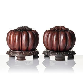 Weiqiaskar med lock, ett par, hardwood. Kina, troligen Republik.