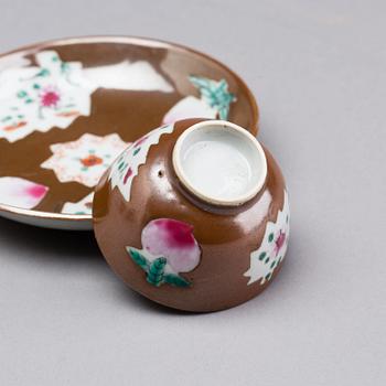 A SET OF FIVE CHINESE PORCELAIN CUPS AND SAUCERS, CIRCA 1900.