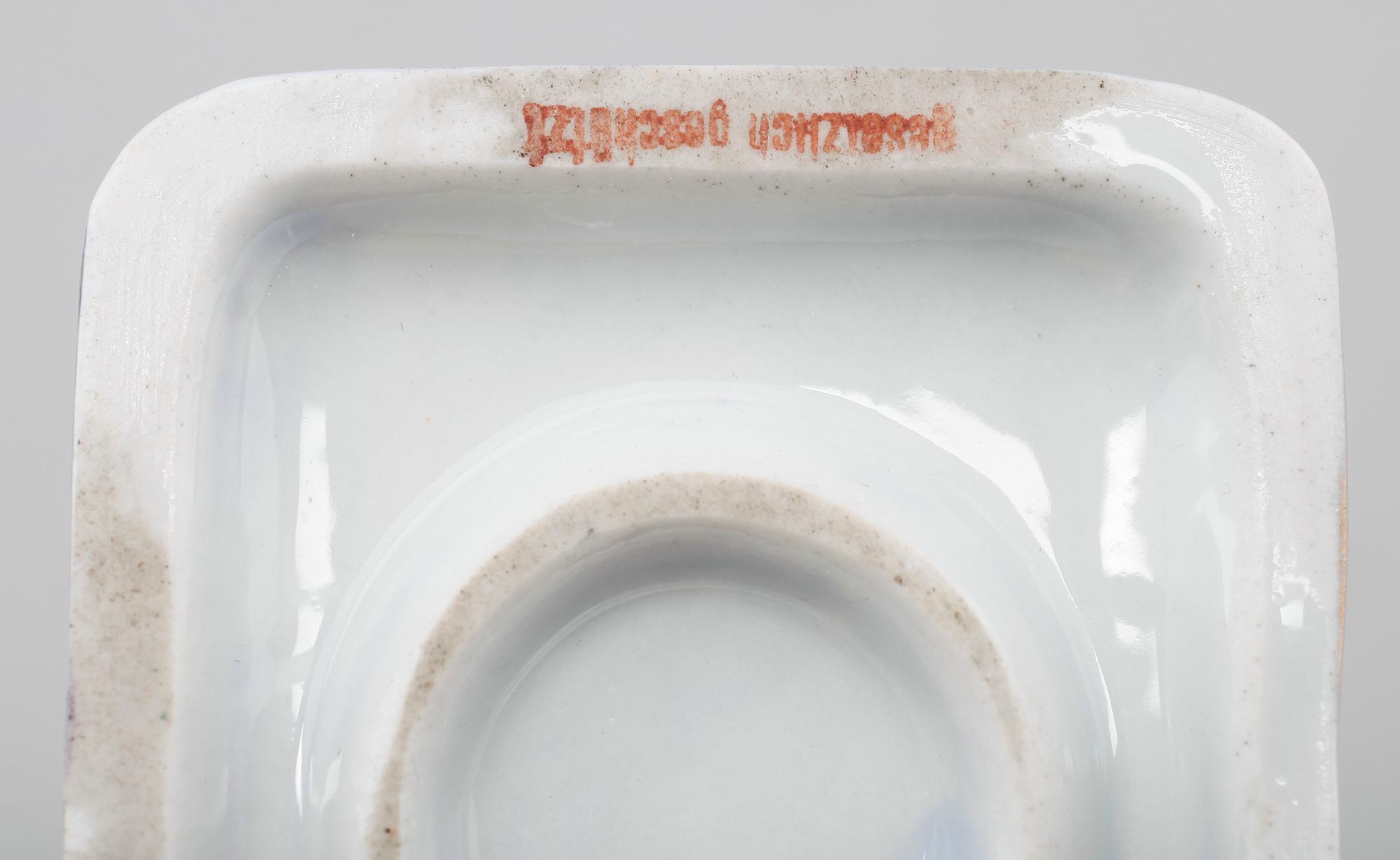 PRESSAR, 2 st, porslin, Tyskland, 1900-talets första hälft.
