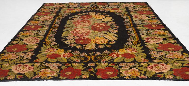 A Moldavian Kilim carpet, approx. 380 x 258 cm.