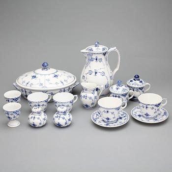 MATSERVIS, 74 delar. Porslin. Musselmalet. Royal Copenhagen.