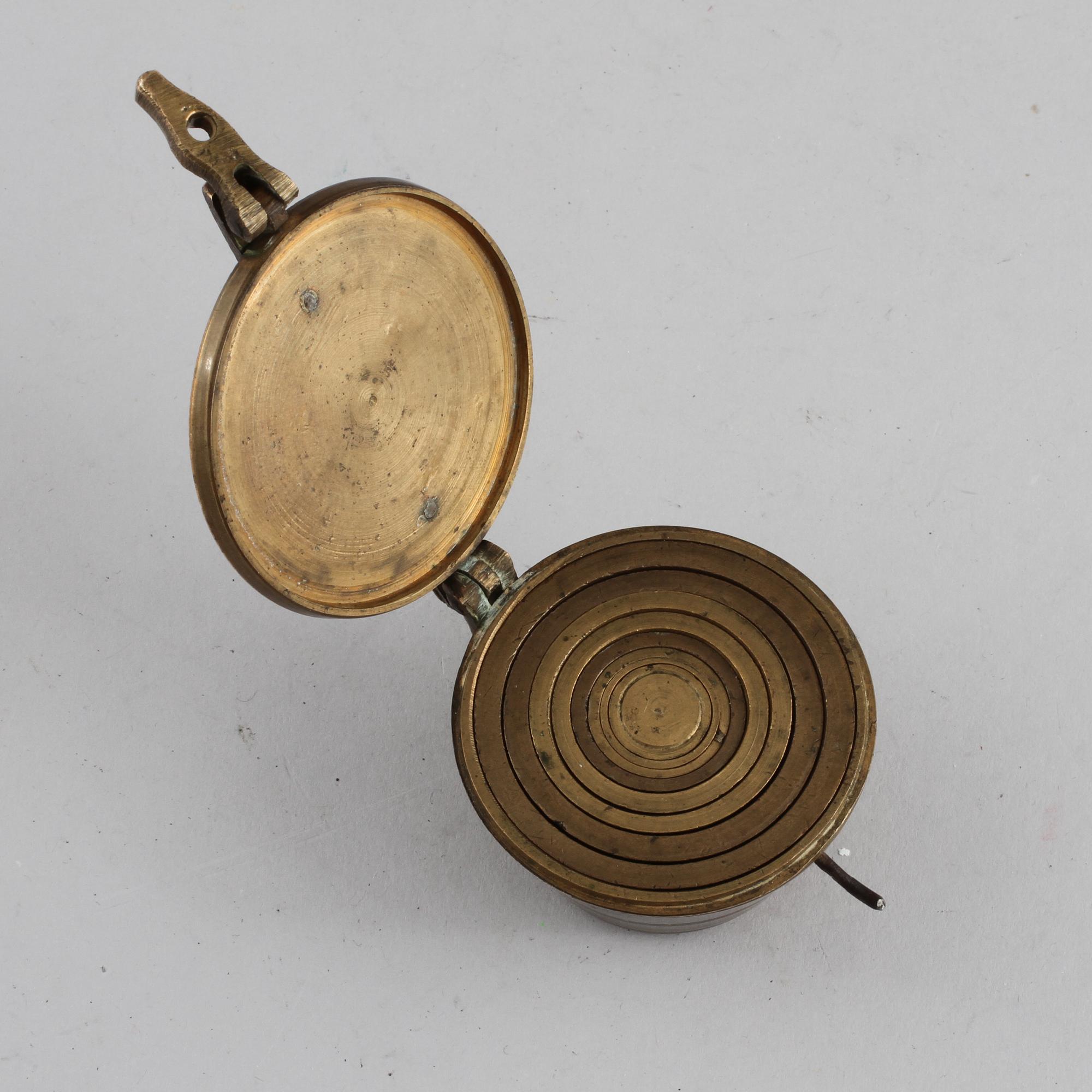 VIKTSATS, mässing, troligen Abel Wiberg (1757-1817), Eskilstuna, otydligt daterad 1816?.
