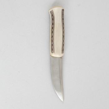 Esse Poggats, a reindeer horn knife.