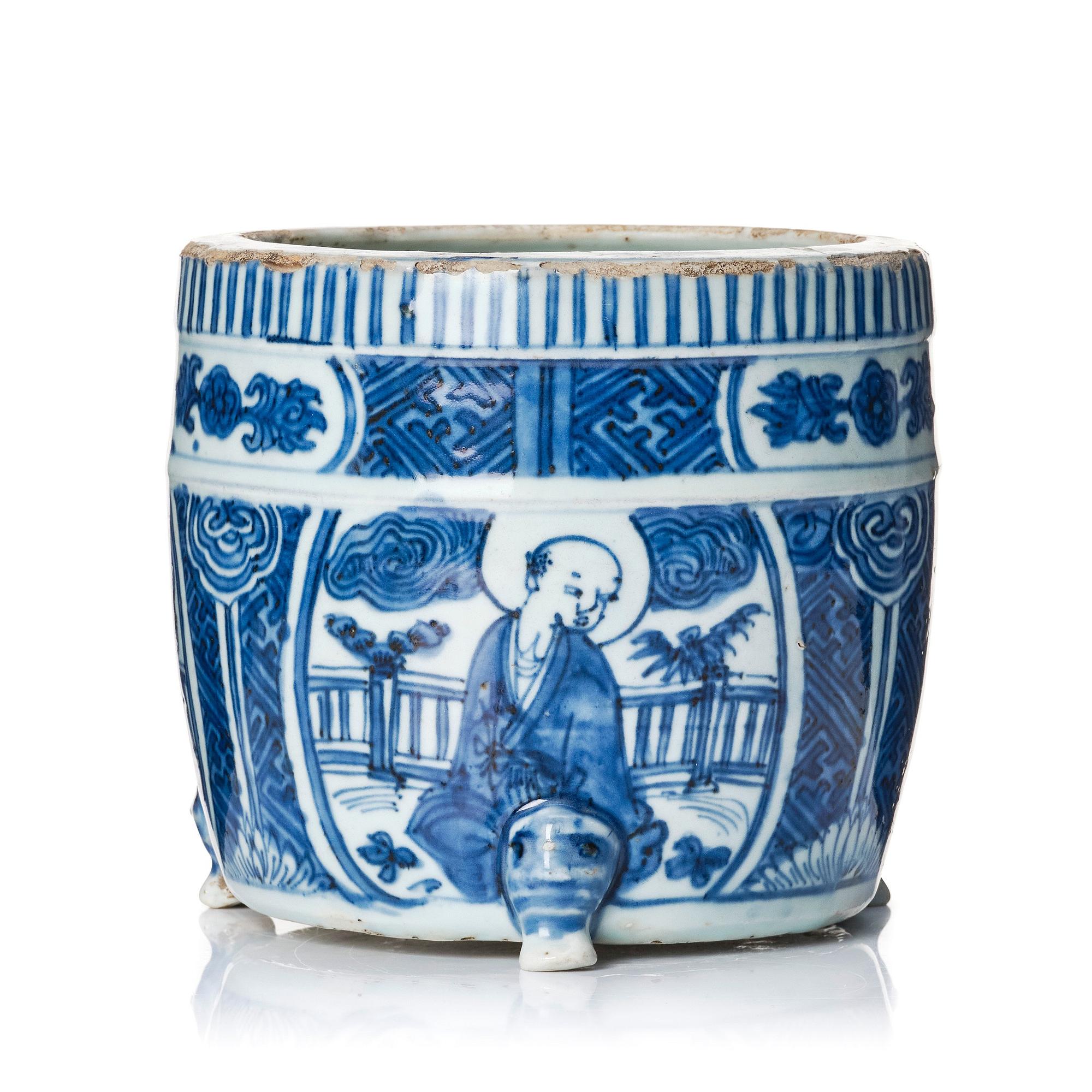 A blue and white tripod censer, Ming dynasty, Wanli (1572-1620).