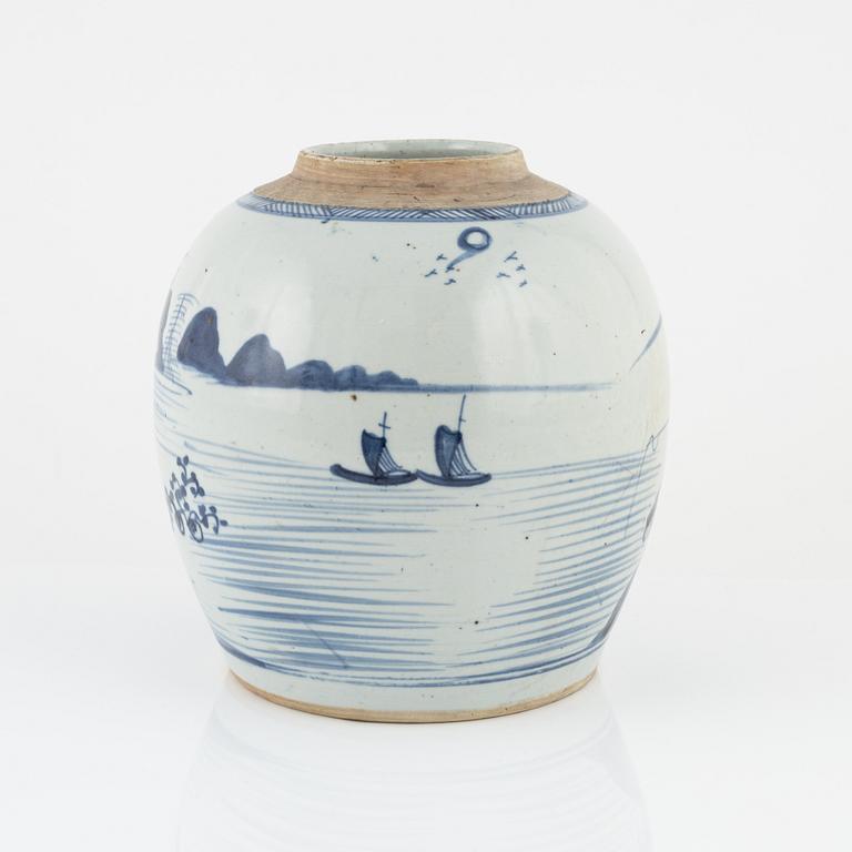 A Chinese Porcelain Ginger Jar, Qing Dynasty, 19th Century.