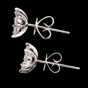 ÖRHÄNGEN, 1 par, 18 k vitguld, briljantslipade diamanter tot ca 1.06 ct.