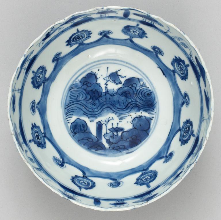 A blue and white bowl, Ming dynasty, 17th Century. With a procelain stand with Guanxu mark.