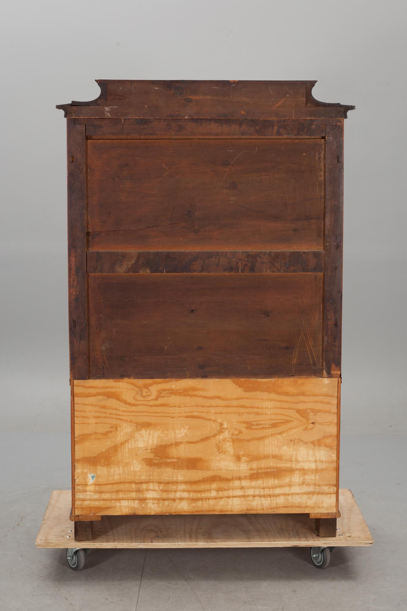 CHIFFONJÉ, nyrenässans. 1800-talets andra hälft.