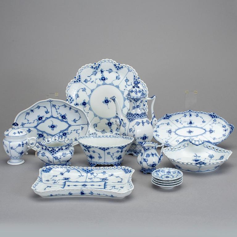 SERVISDELAR, 14 delar, porslin, "Musselmalet", Royal Copenhagen.