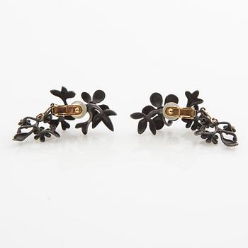 Ole Lynggaard, örhängen, ett par, "Forest", oxiderad silver med rödguldsinfattningar och briljantslipade diamanter samt extra hängen.