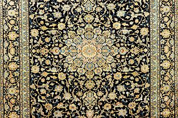 A Kashan carpet, a. 381 x 292 cm.