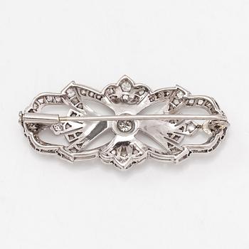 Brosch, palladium, gammal- och briljantslipade diamanter ca 0.35 ct, och rosenslipade diamanter.