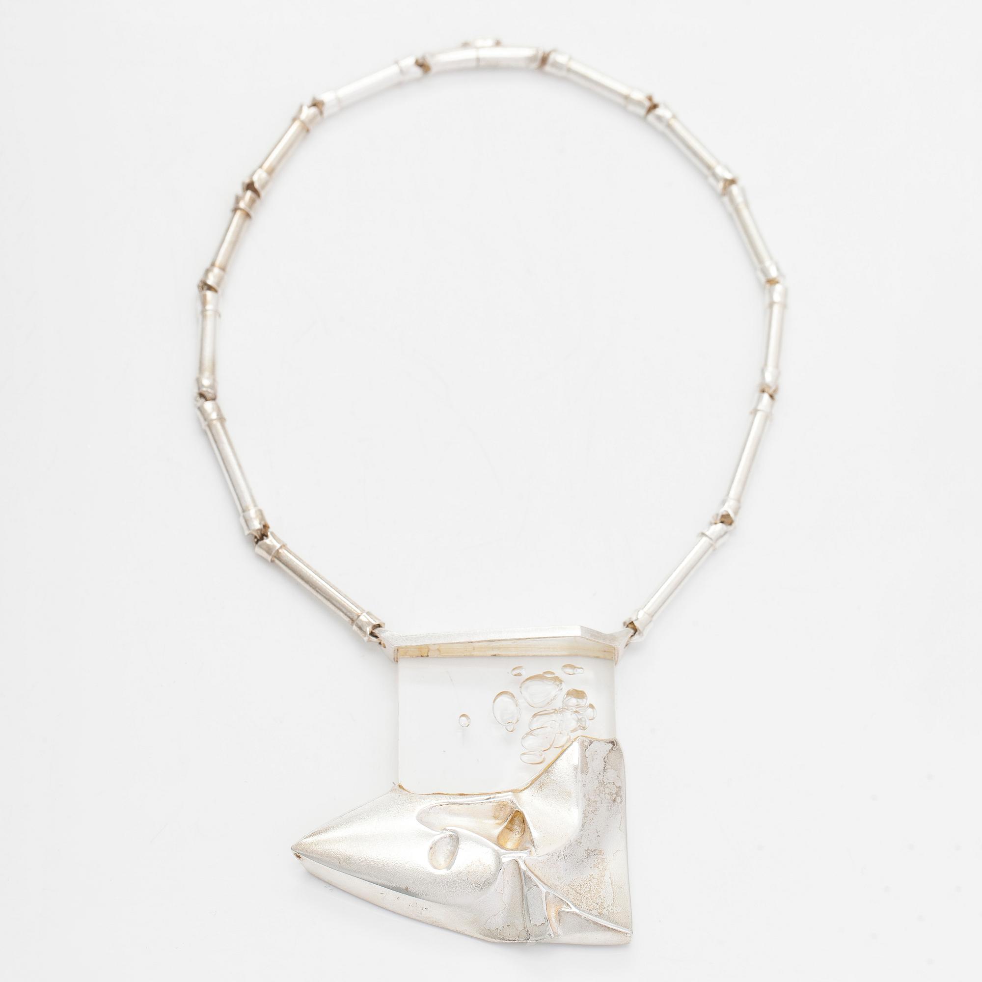 Björn Weckström, kaulakoru, "Talvipäivä", sterlinghopeaa ja akryyli, Lapponia 1991.