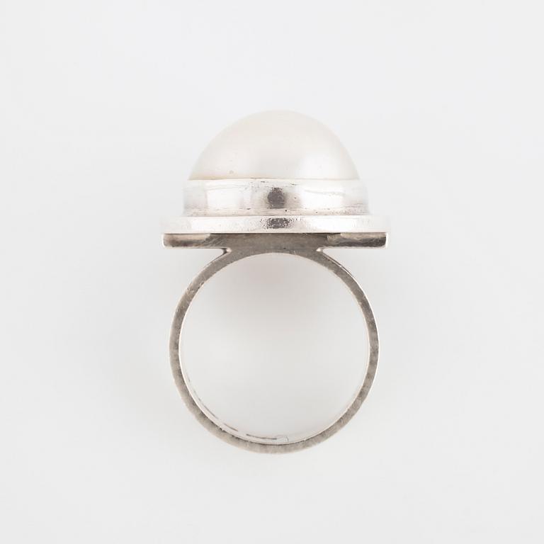 CECILIA JOHANSSON, Göteborg, 1985, ring med mabé pärla.