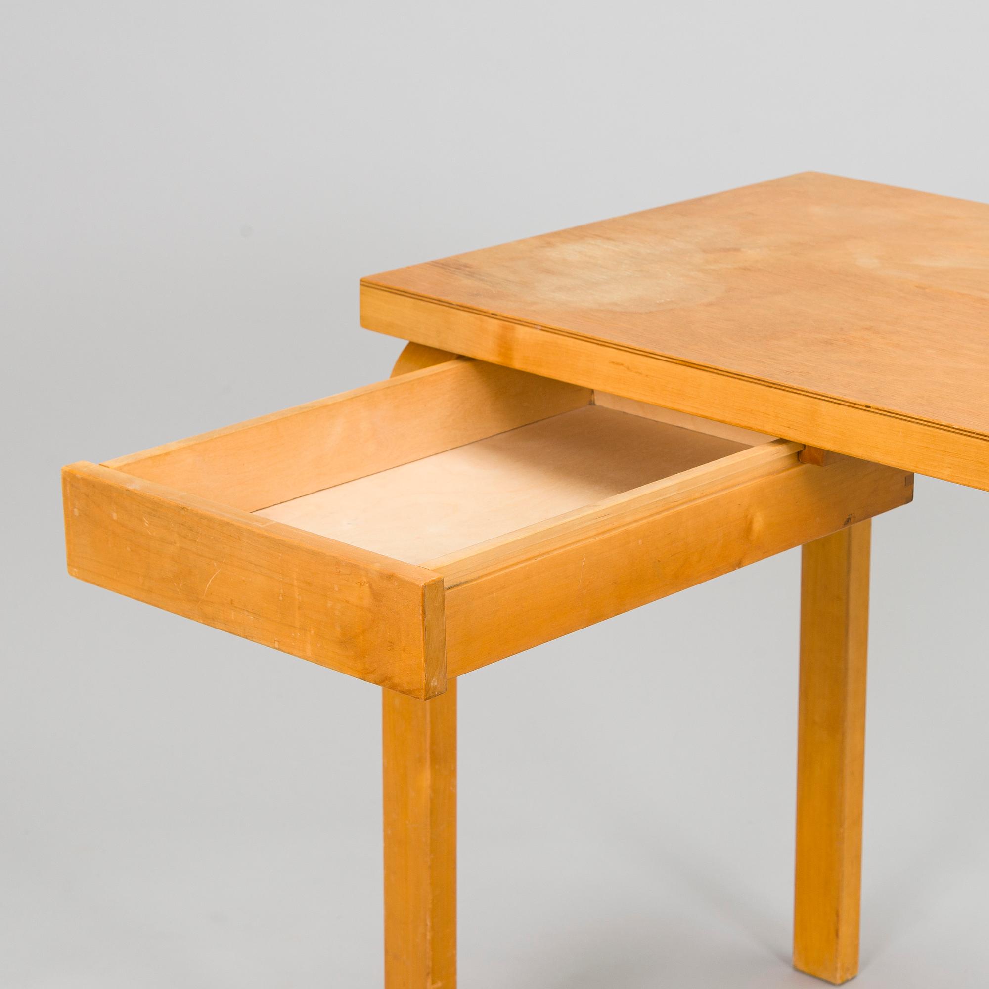Alvar Aalto, skrivbord, "K81" för O.Y. Huonekalu-ja Rakennustyötehdas A.B. 1900-talets mitt.