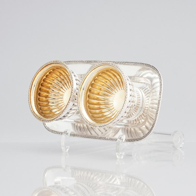 Anders Lundqvist, geléskålar, ett par samt ställning, delvis förgyllt silver, Stockholm 1817. Empire.