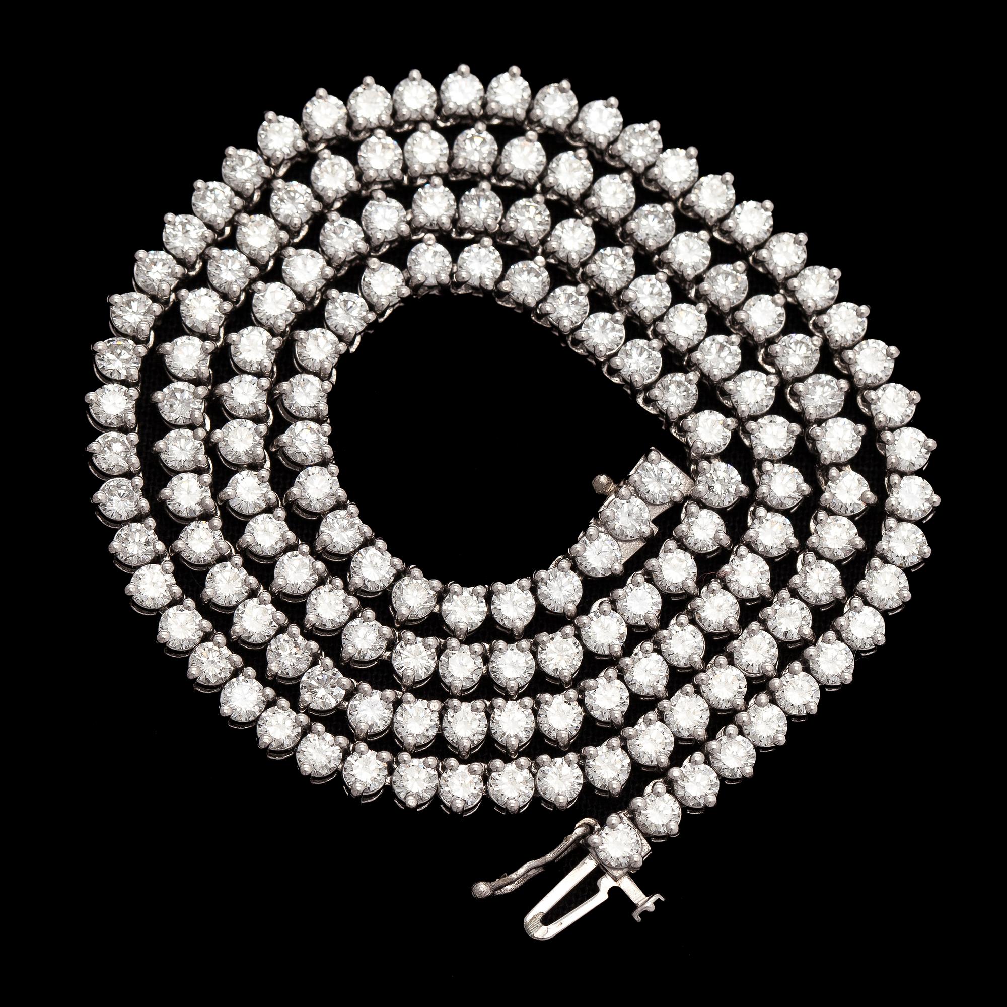 Kaulakoru, 18K valkokultaa ja briljanttihiottuja timantteja.