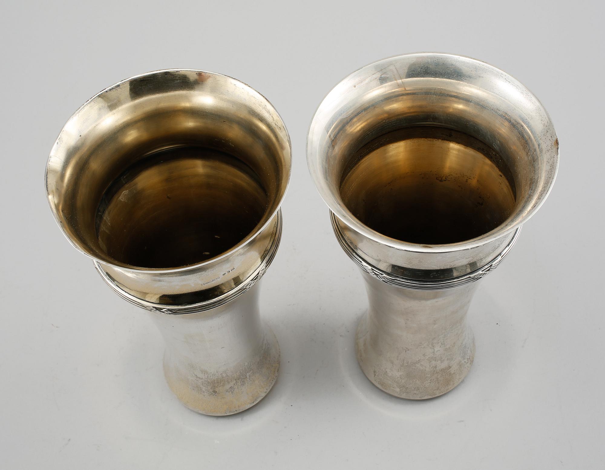 POKALER, 2 st snarlika, silver, C.G Hallberg, Stockholm, 1906 och 1907. Vikt 915 g.