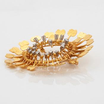 A Tapio Wirkkala  "Diamond sun" brooch in 18K gold set with round brilliant-cut diamonds.