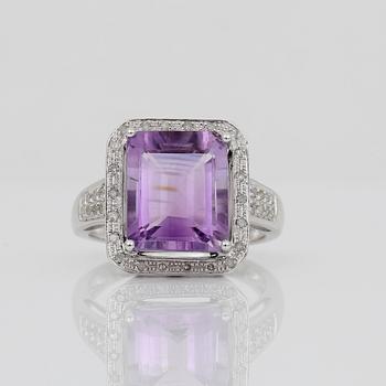 RING, 14K, vitguld med smaragdslipad ametist, ca 5,19 ct, och små åttkantslipade diamanter 0,26 ct. Vikt ca 5,22 g.