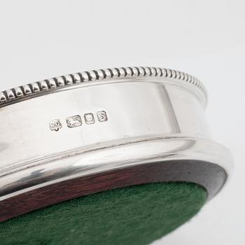 Coasters, 3 st, silver och trä, England, bl a William Comyns & Sons, London 1992.