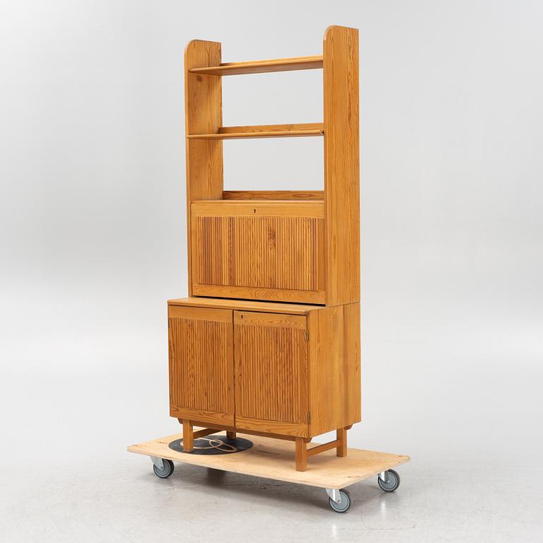 Göran Malmvall, hylla med skrivklaff och underskåp. 1900-talets andra hälft.