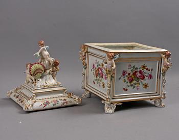 ASK MED LOCK, porslin. Rokokostil.