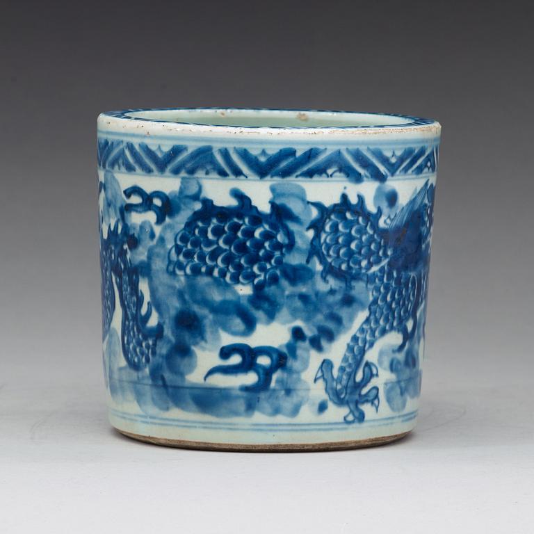 A blue and white brush pot, Ming dynasty, 17th Century.