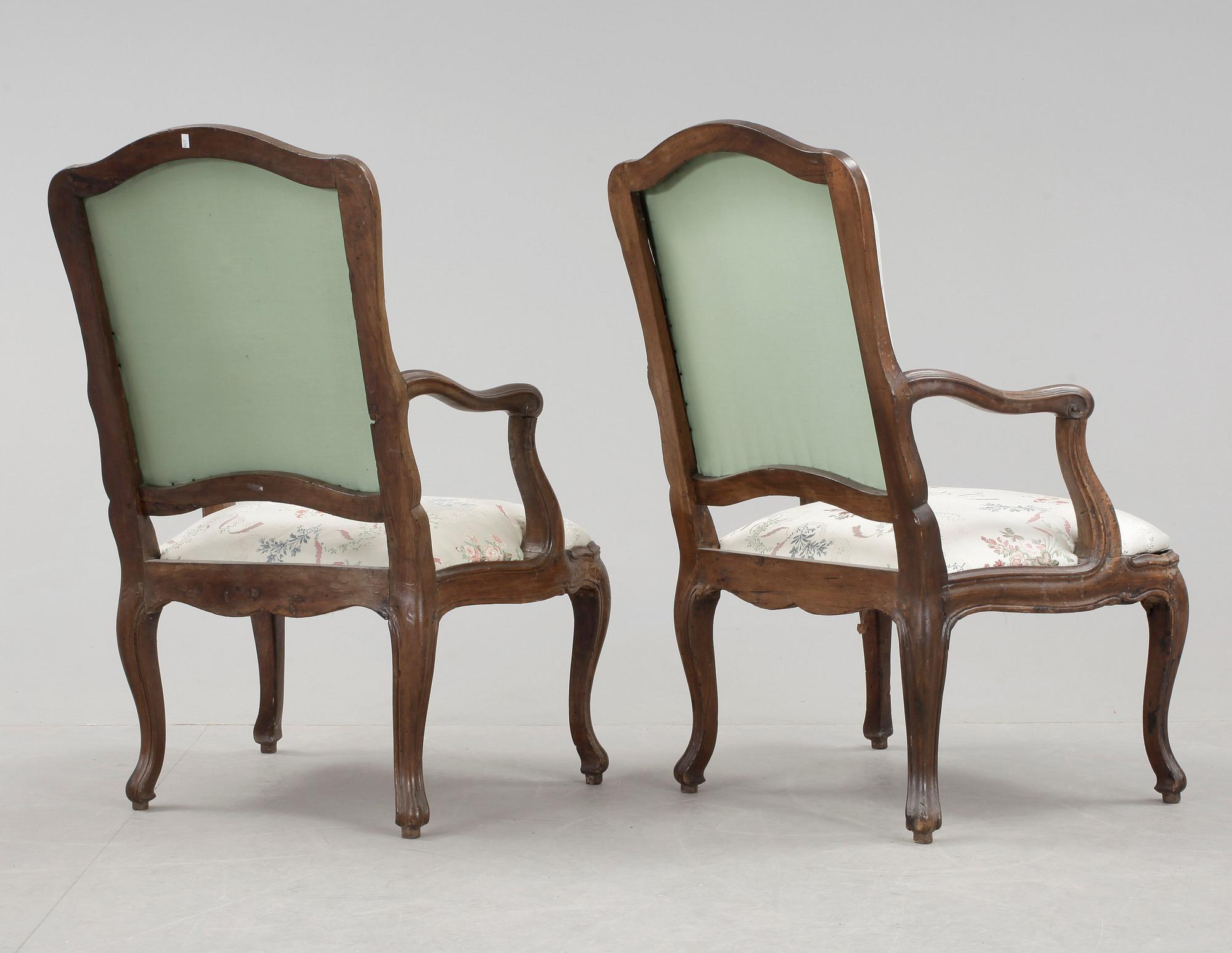 KARMSTOLAR, ett par, italiensk rokoko, 1700-tal.