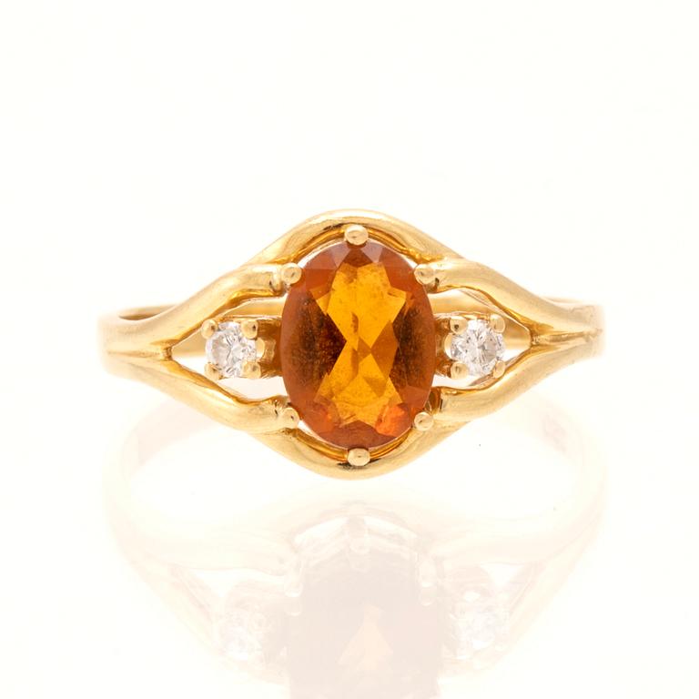 H.Stern ring in 18K gold with an oval faceted citrine and round brilliant-cut diamonds.