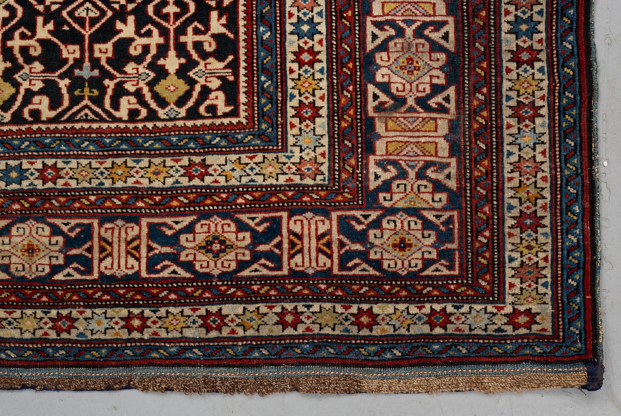 Matta, antik/semiantik Shirvan sannolikt, ca 178-180 x 125-129,5 cm (kortsidorna inklusive 2-2,5 cm "slätväv"),