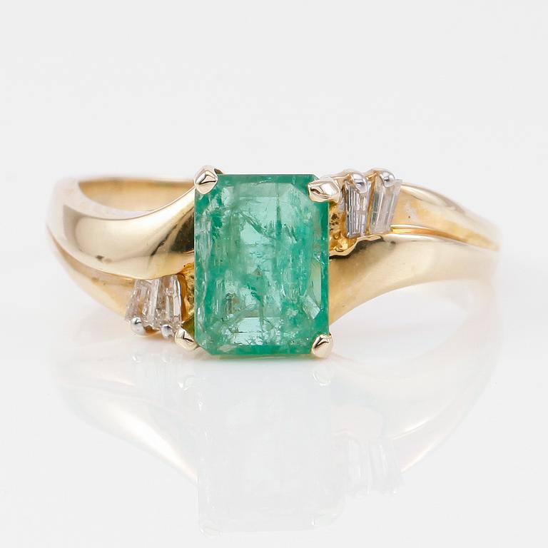 RING, 14K guld, diamanter tot ca 0.10 ct. och smaragd 1.00 ct.