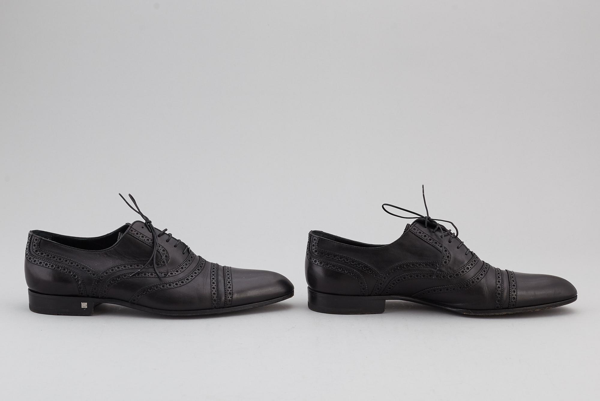 LOUIS VUITTON, a pair of black leather brogues, size 9½.