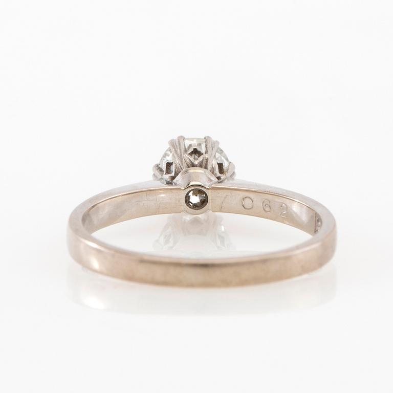 Solitaire ring in 18K white gold with a round brilliant-cut diamond.