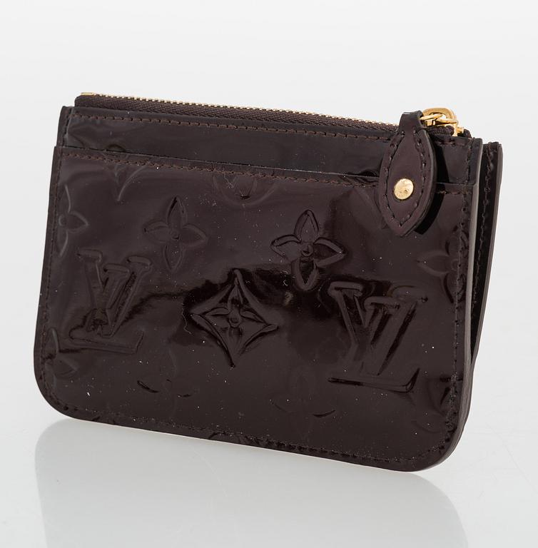 LOUIS VUITTON, nyckelringar 3 st samt plånbok.