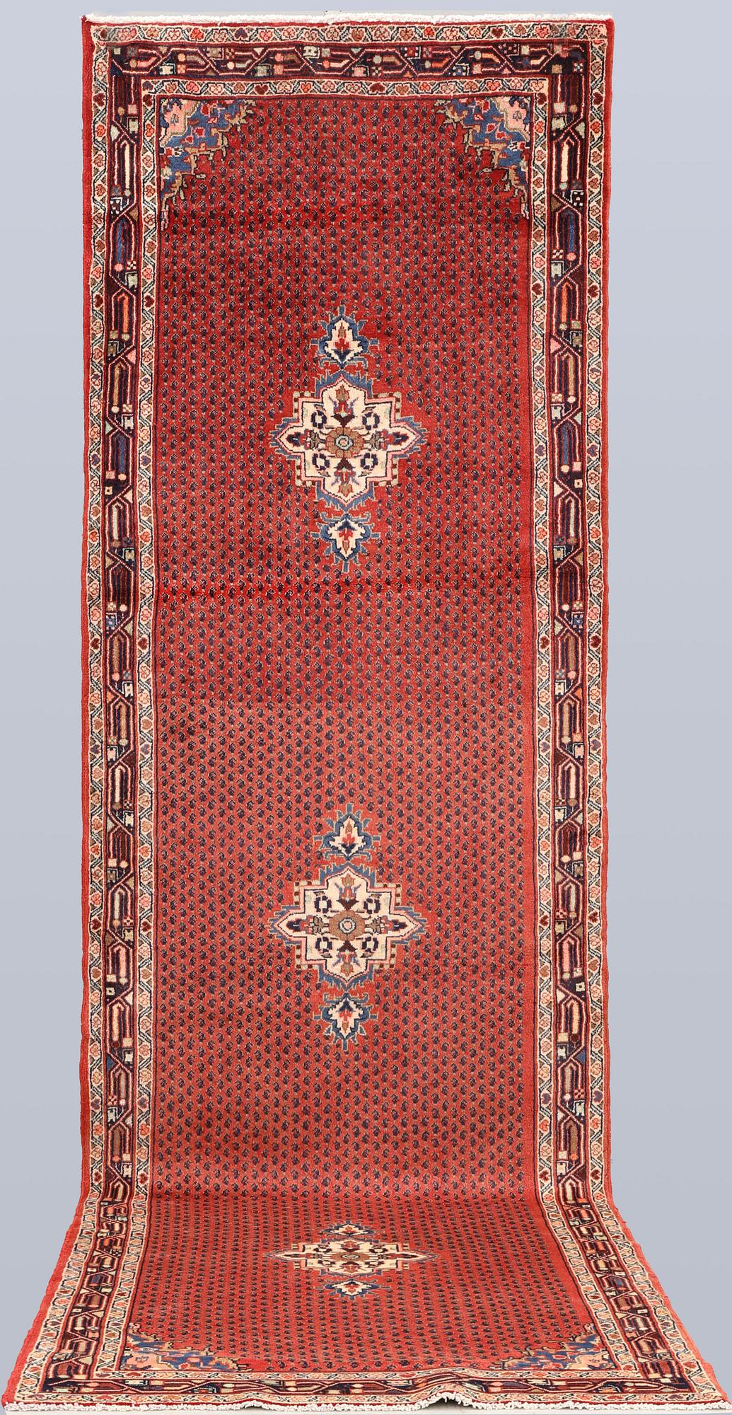 A Sarouk runner, approx. 372 x 115 cm.
