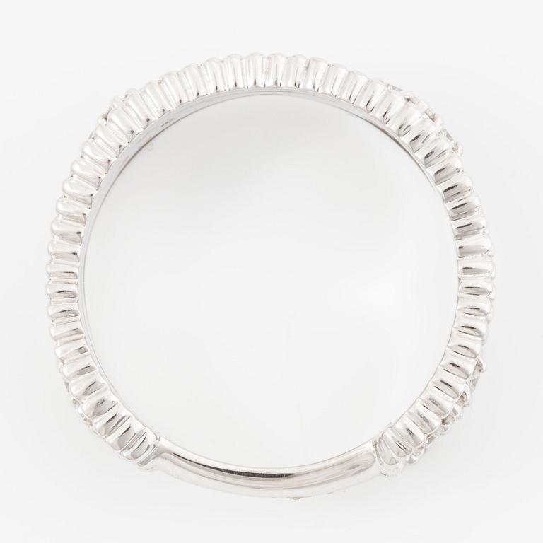 Ring 18K white gold set with brilliant-cut diamonds.