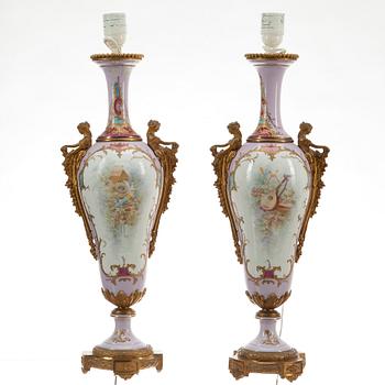 BORDSLAMPOR / URNOR ett par, Mellaneuropa, ca 1900.