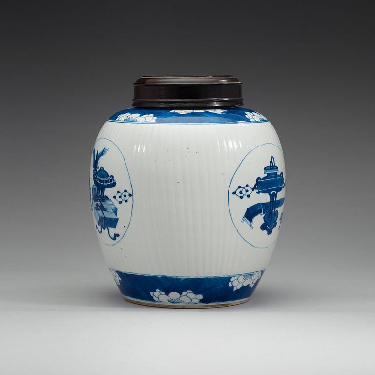 A blue and white jar, Qing dynasty, Kangxi (1662-1722).