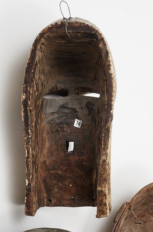 Masker, 4 st, enligt uppgift Dan, Liberia, Ibibio, Nigeria, Varega, Kongo, Songe, Kongo, 1900-talets andra hälft.