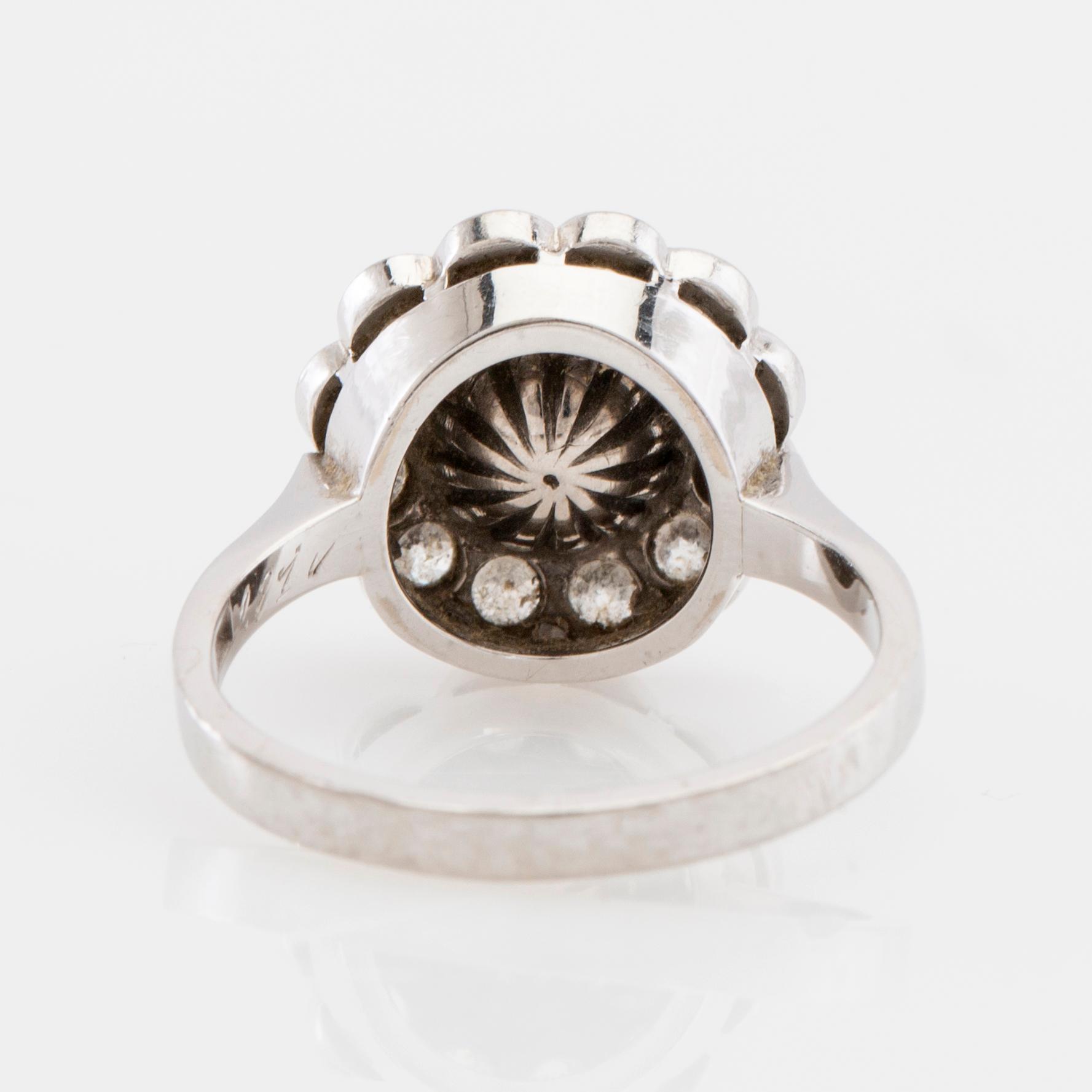 Ring in 18K white gold set with round old-cut diamonds and a cultured pearl.
