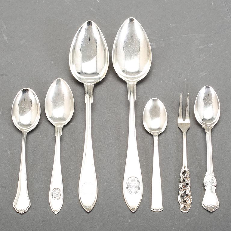 PARTI SILVER, mestadels kaffeskedar. Bl a "Rosenholm", GAB, Stockholm 1939. Total vikt ca 754 gram.