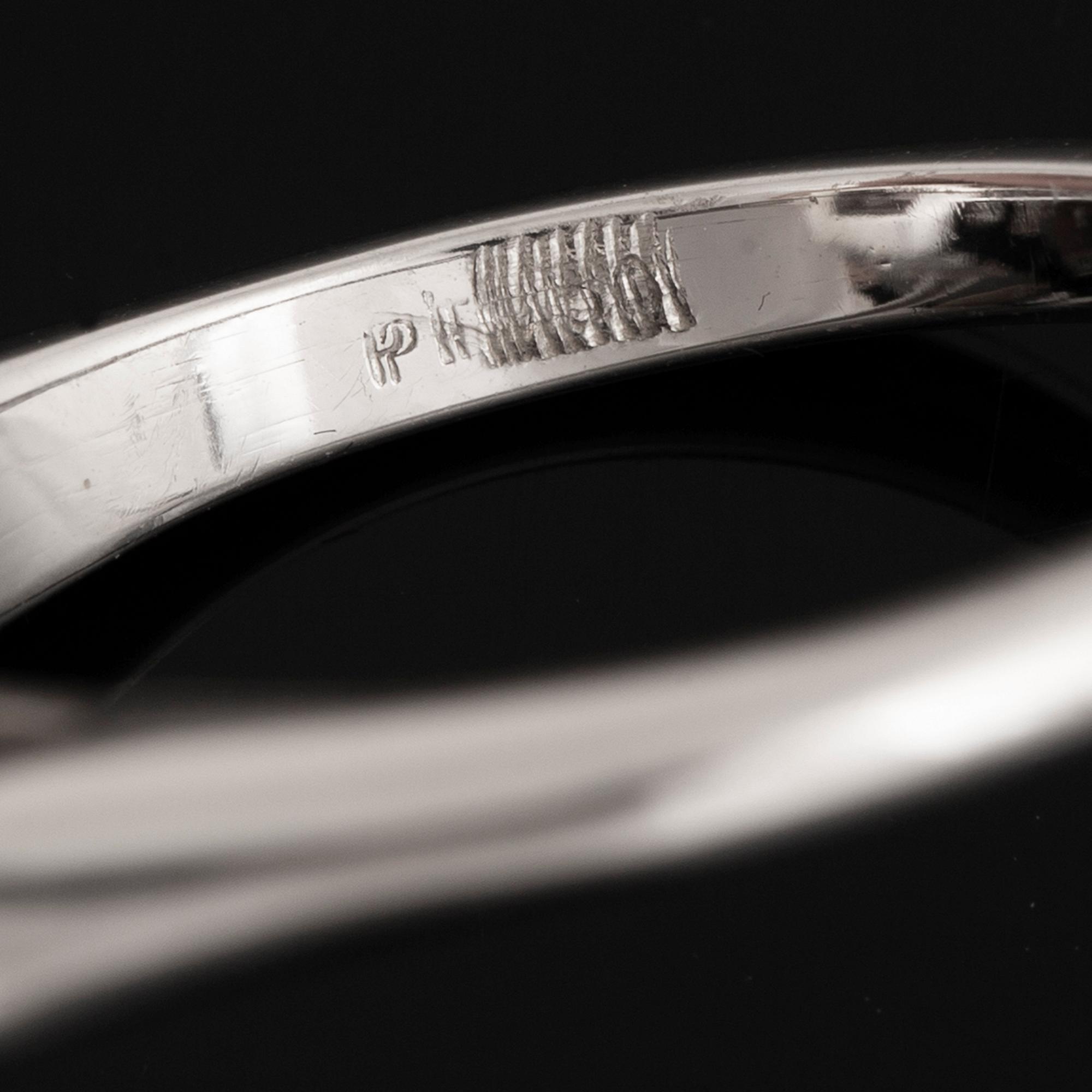 Ring platina med en smaragdslipad diamant.