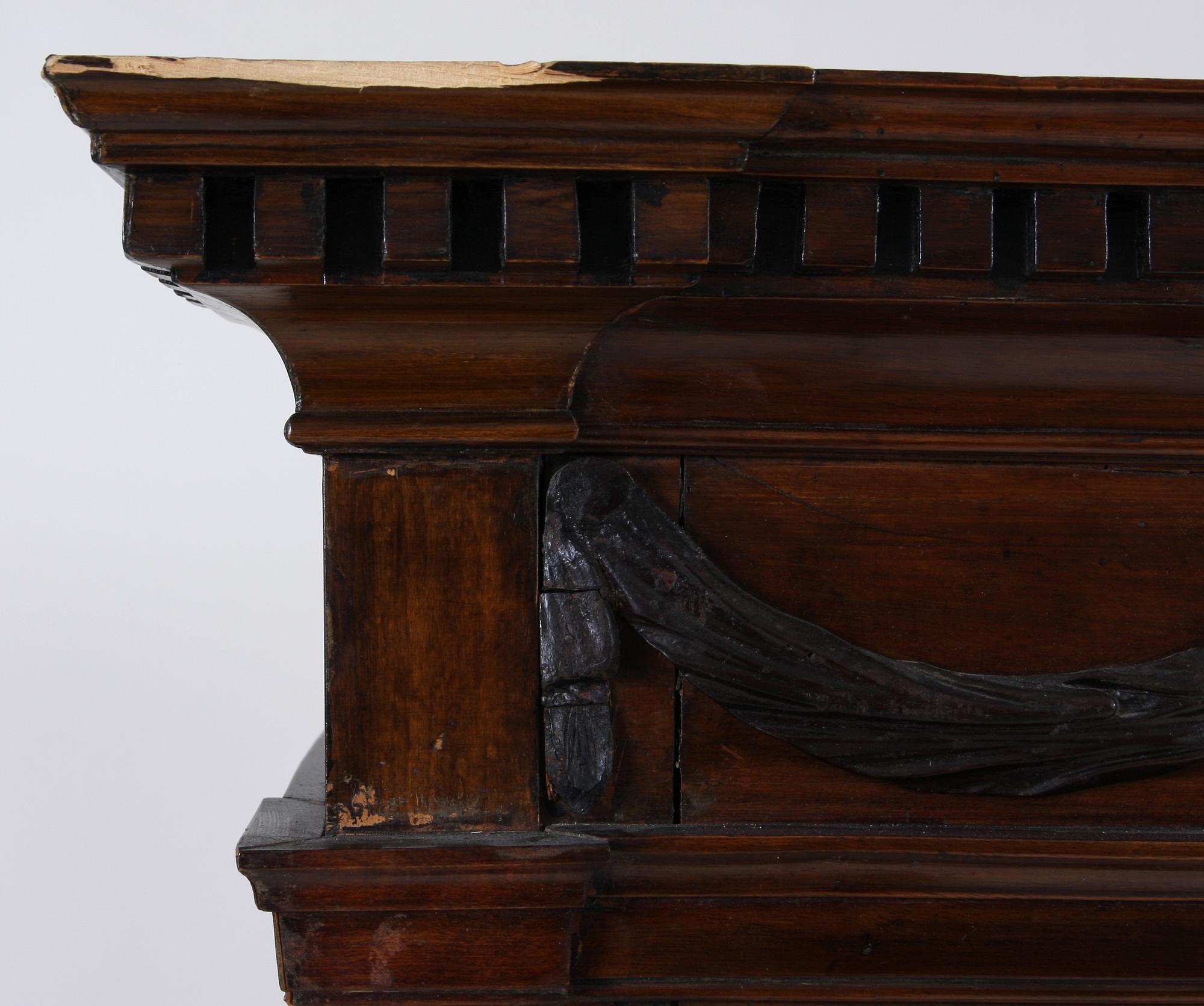 ÖVERSKÅP samt BENSTÄLLNING, 1700/1800-tal.