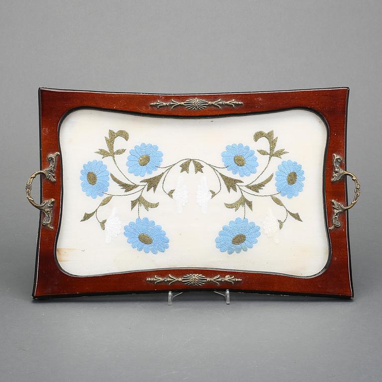 BRICKA, med broderi, 1800-tal.