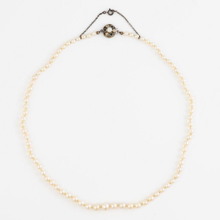 Pearl necklace, with graduated cultured pearls, clasp 18K white gold.