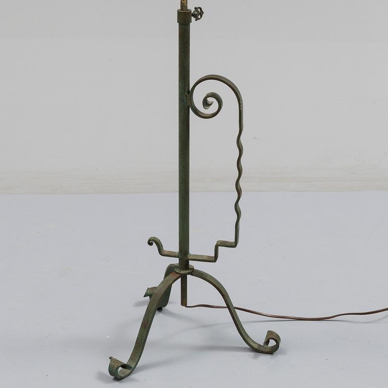 A mid 20th century floor lamp.